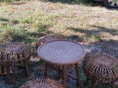 Vand 4 scaune si o masuta din rachita